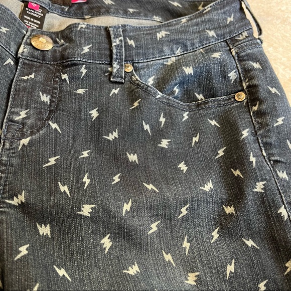 Torrid women blue white jean ankle length lightening pattern zip button top 14 - Picture 5 of 15